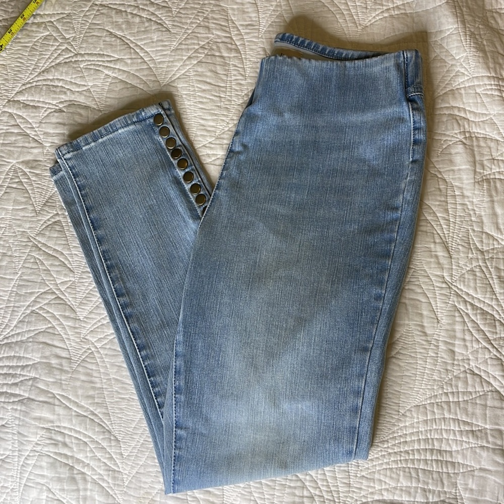 NWOT Soft Surroundings pale denim pull on jeans with ankle snaps